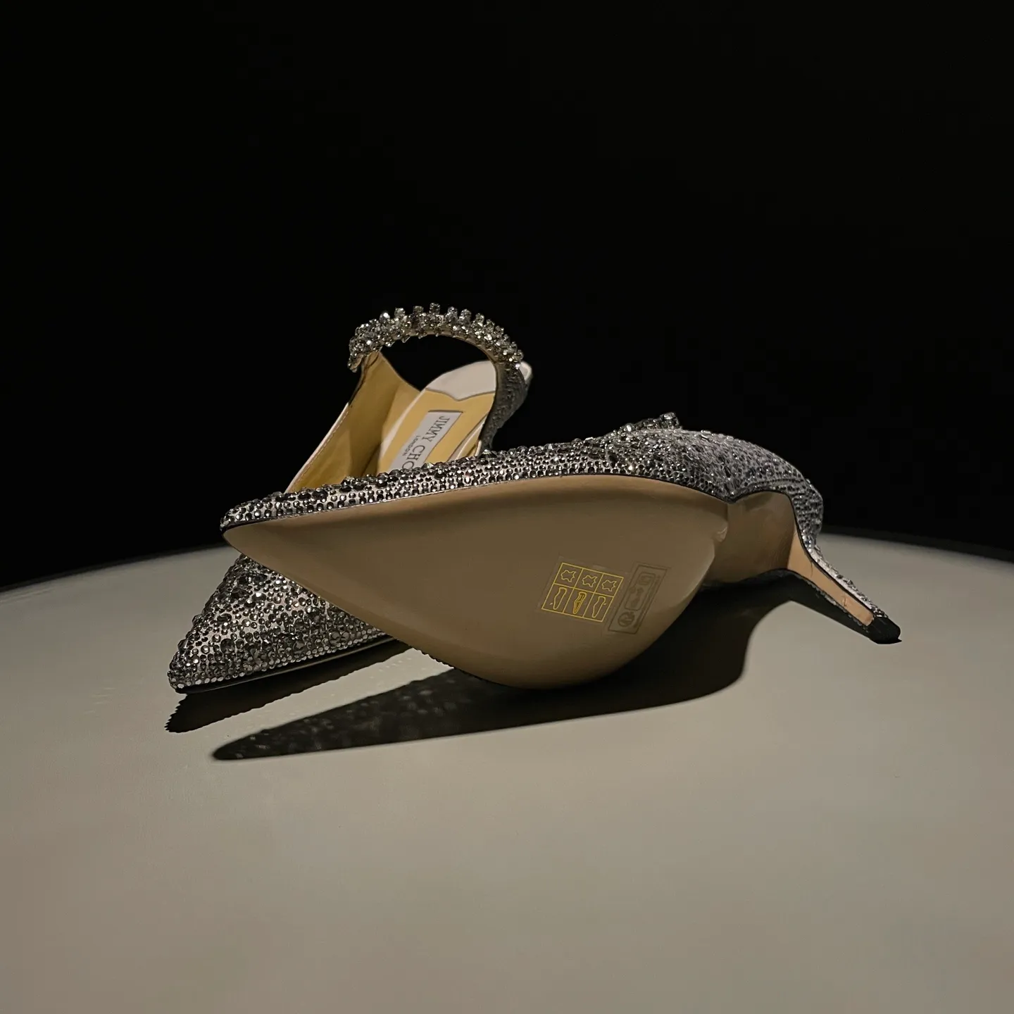 💕💕Factory direct selling price p680💕💕Jimmy Choo/Jimmy Choo classic diamond chain, pointed toe high-heeled slippers, crystal slippers, superb crystal slippers, so beautiful that you can’t take your eyes away. The shape of the shoes is very delicate, not too narrow and long, and the internal space is enough to allow the toes to relax enough. The rhinestones outline a charming arc on the instep, which is simply beautiful. It has a 360-degree surrounding fairy atmosphere, gorgeous but not exaggerated! ! The fabric is made of original customized material. The lining and toes are made of imported sheepskin. Customized A-grade Italian cowhide genuine leather sole. Heel height: 6.5cm 8.5cm Size: 35-39 (34/40/41/42/43 customized)